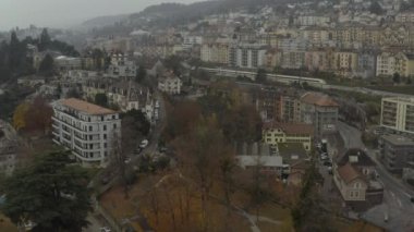 İsviçre 'deki Neuchatel' in havadan görüntüsü. 4K