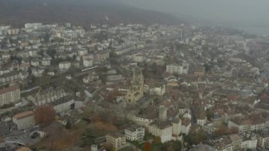 İsviçre 'nin eski Neuchatel kasabasının hava manzarası. 4K