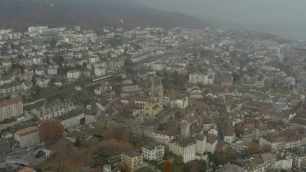 スイスのノイシャテルの旧市街の空中ビュー — ストック動画