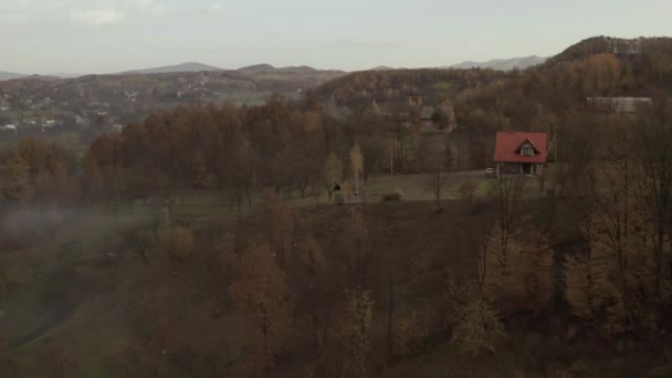 秋の朝 ドローンが村を飛び回る — ストック動画