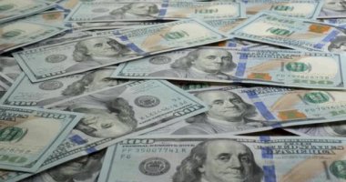 Masada 100 dolarlık kağıt para yığını var. US Doları 'nın yüz dolarlık banknotları yakın plan çekimleri. Maliye ve para ödemesi kavramı.