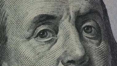 100 dolarlık bir banknotun yakın plan çekimi. Ekstrem makroda bir banknot parçası. Fiat para birimi geçmişi. USD konsepti, finans, yatırım, para. 100 dolarlık banknotun detaylı görüntüsü. 4K