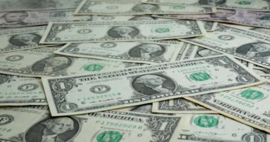 Masada bir dolarlık kağıt para yığını var. US Doları arka planda bir dolarlık banknotlar halinde. Maliye ve para ödemesi kavramı.