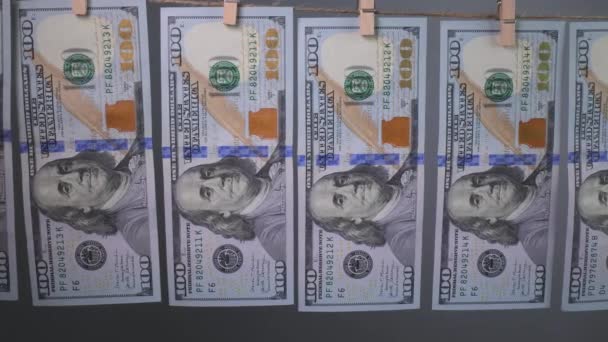 Yüz Dolarlık Banknotlar Gri Arka Planda Çamaşır Iğnesi Ipiyle Kurudu — Stok video