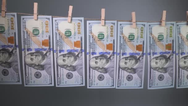 Hundert Dollar Scheine Trocknen Auf Einem Wäscheklammerseil Vor Grauem Hintergrund — Stockvideo