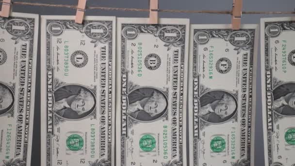 배경에 빨랫줄에 달러짜리 지폐가 말린다 달러의 경제적 — 비디오