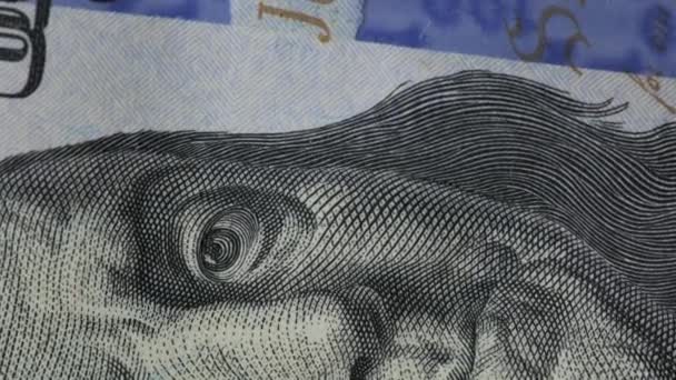 旋转的100美元钞票的特写 极端宏观中的钞票碎片 固定货币背景 货币的概念 100美元钞票的详细视图 — 图库视频影像