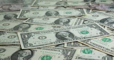 Masada bir dolarlık kağıt para yığını var. US Doları arka planda bir dolarlık banknotlar halinde. Maliye ve para ödemesi kavramı.