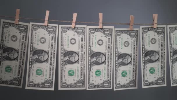 Bir Dolarlık Banknotlar Gri Arka Planda Çamaşır Iğnesi Ipinde Kurudu — Stok video