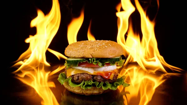Lahodný Burger Pozadí Ohně Lahodný Burger Čerstvým Ledovým Zelím Cibulí — Stock fotografie