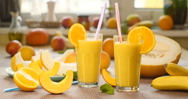Melon Banan Smoothie Ett Glas Bakgrunden Färska Frukter Fruktcocktailen Klar — Stockfoto