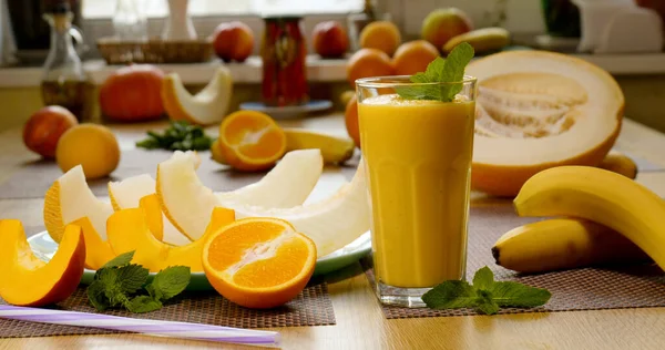 Meloen Banaan Smoothie Een Glas Achtergrond Van Vers Fruit Fruitcocktail — Stockfoto