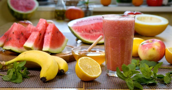 Watermeloen Banaan Smoothie Wordt Gegoten Een Glas Achtergrond Van Vers — Stockfoto