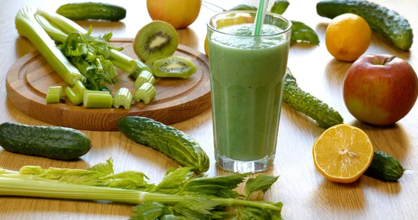 Pouring Organic Freshly Squeezed Green Vegetable Fruit Smoothie Glass Healthy — Stock Photo, Image