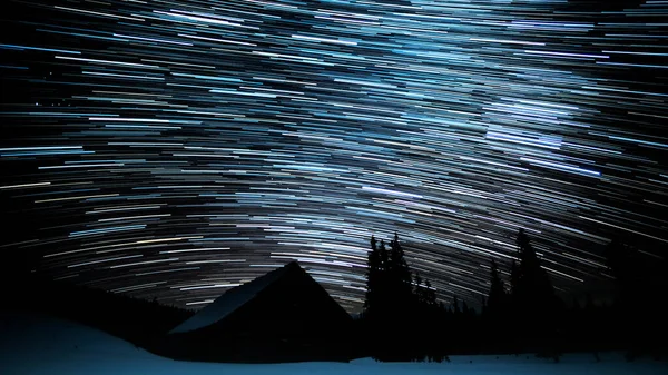 Holzhaus Den Bergen Winter Sternenspuren Nachthimmel — Stockfoto