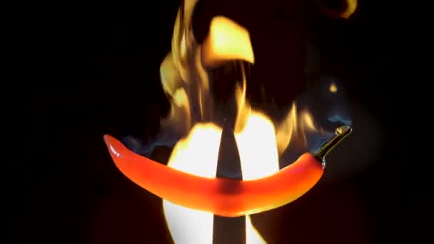 Piment Rouge Chaud Sur Couteau Flammes Sur Fond Noir Concept — Video