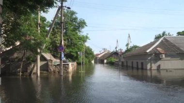Ukrayna 'nın Kherson şehrindeki sokakları su bastı. Novaya Kakhovka kentindeki Dinyeper Nehri 'ndeki bir barajın patlaması sonucu sel baskını meydana geldi. 8 Haziran 2023