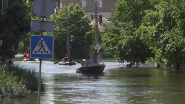 Ukraine Kherson Junho 2023 Pessoas Flutuam Barcos Pelas Ruas Cidade — Vídeo de Stock