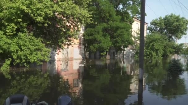 ウクライナのヘルソン市で浸水した通り ノヴァヤ カホフカ市のドニエプル川でダムが爆発した結果として洪水が発生した 2023年6月8日 — ストック動画