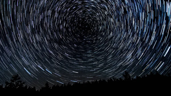 Звездные Следы Ночном Небе Звезды Движутся Вокруг Полярной Звезды Силуэты — стоковое фото