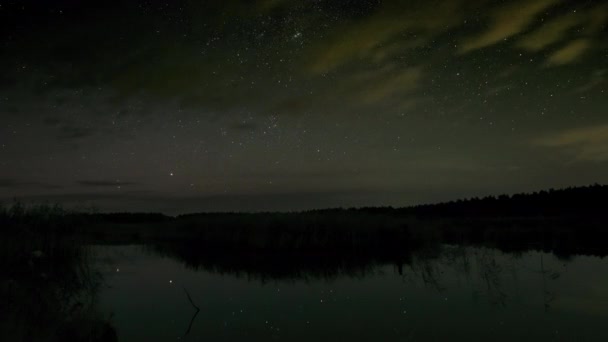 Звезды Движутся Ночном Небе Над Озером Эпическое Видео — стоковое видео