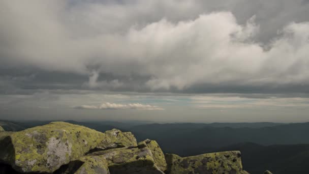 美しい雲が山を越えて移動する時間 — ストック動画