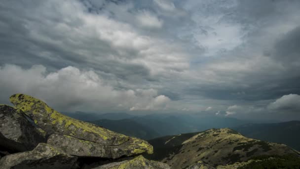 Czas Upływa Piękne Chmury Przesuwają Się Nad Górami — Wideo stockowe