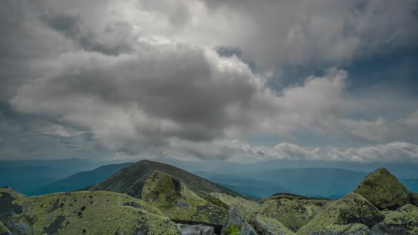 Πάροδο Του Χρόνου Όμορφα Σύννεφα Κινούνται Πάνω Από Βουνά — Αρχείο Βίντεο