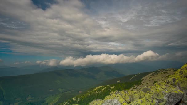 Lapso Tempo Belas Nuvens Movem Sobre Montanhas — Vídeo de Stock