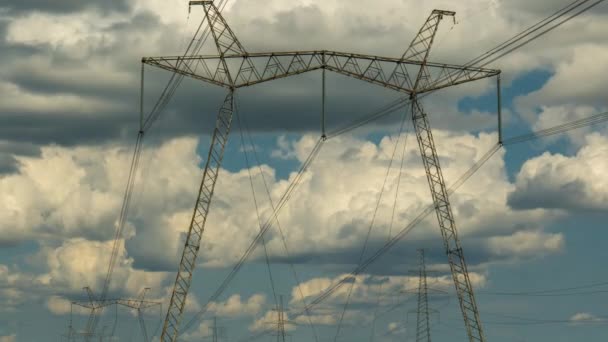 Timelapse Nuages Déplaçant Sur Des Pylônes Haute Tension Crise Électricité — Video