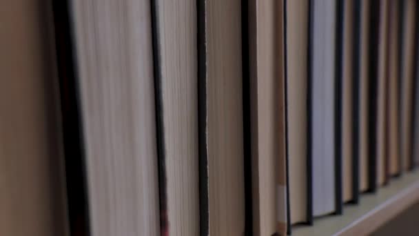 Книжные Полки Библиотеке Закрыть Многие Книги Организованные Полках Большом Книжном — стоковое видео