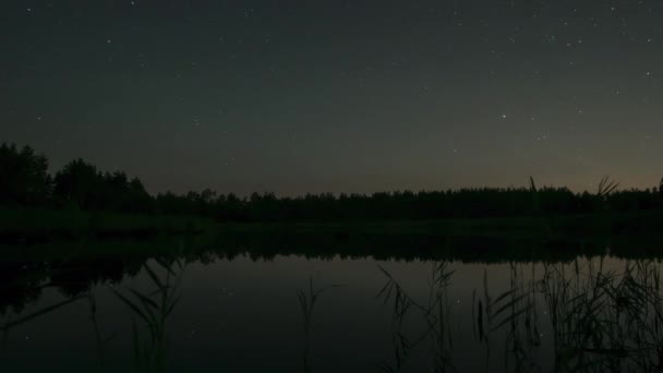 星のタイムラプスは夜空を湖の上に移動する 星は極星の周りを移動する エピックビデオ — ストック動画