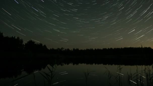 Timelapse Los Senderos Estrellas Forma Cometa Cielo Nocturno Sobre Lago — Vídeos de Stock