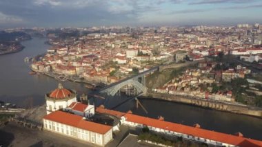 Porto, Portekiz: Douro Nehri üzerindeki I. Luis Köprüsü 'nün ortasındaki ünlü tarihi Avrupa şehrinin havadan görünüşü.