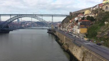 Porto, Portekiz: Ünlü tarihi Avrupa şehri Avenida Gustavo Eiffel ve I. Luis Köprüsü 'nün Douro Nehri üzerindeki havadan görünüşü