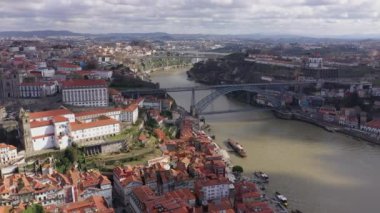 Porto, Portekiz: Piskoposluk sarayı ve I. Luis Köprüsü ile Douro nehri üzerinde bulunan ünlü tarihi Avrupa şehrinin havadan görünüşü.