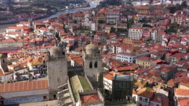 Porto, Portekiz: Ünlü bir Avrupa kenti ve Porto Katedrali 'nin merkezinin havadan görünüşü. 4K