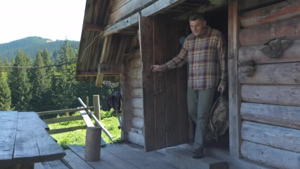 Bir Gezgin Eski Bir Ahşap Evi Terk Eder Dağlardaki Karpatyalı — Stok video