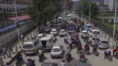 Katmandu, Nepal 'de yoğun saatlerde trafik ve yaya trafiği. Üst Manzara. Zaman aşımı 4K