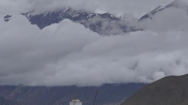 Χρονικό Κενό Των Νεφών Στο Βουνό Τρεκ Γύρω Από Την — Αρχείο Βίντεο