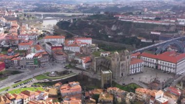 Porto, Portekiz: Ünlü bir Avrupa şehrinin merkezinin havadan görünüşü. Porto Katedrali ve I. Luis Köprüsü Douro Nehri üzerindeki I. Luis Köprüsü manzarası.