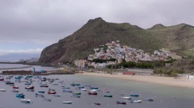 İspanyol Kanarya Adaları 'ndaki Tenerife' nin kuzeydoğusundaki Teresitas 'ın ünlü plajı, San Andres köyü ile hava manzaralı.