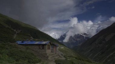 Dağda zaman akışı var. Annapurna 'yı dolaş. Thorong La Trail, Nepal, Himalayalar. 4K