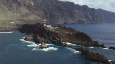 Tenerife Adası, İspanya 'daki Punta de Teno deniz fenerinin hava manzarası. Kayalık Tenerife sahilinin güzel manzarası tarihi deniz feneri, Kanarya Adaları, İspanya