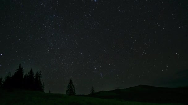 Lapso Tiempo Estrellas Movimiento Sobre Las Montañas Cielo Nocturno Fondo — Vídeo de stock