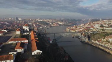 Porto, Portekiz: Douro Nehri üzerindeki I. Luis Köprüsü 'nün ortasındaki ünlü tarihi Avrupa şehrinin havadan görünüşü.