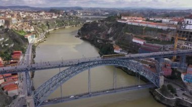 Avrupa 'nın ünlü tarihi şehri Ribeira do Porto ve I. Luis Köprüsü' nün Douro Nehri üzerindeki manzarası. Porto, Portekiz, Avrupa 'daki Ponte Luis I Köprüsü' ndeki Modern Elektrik Metro Treni.