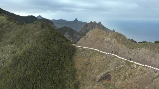 在西班牙加那利群岛的特内里费岛上 空中看到骑自行车的人沿着美丽的山路开车 旅行和冒险的概念 — 图库视频影像