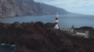 Tenerife Adası, İspanya 'daki Punta de Teno deniz fenerinin hava manzarası. Kayalık Tenerife sahilinin güzel manzarası tarihi deniz feneri, Kanarya Adaları, İspanya