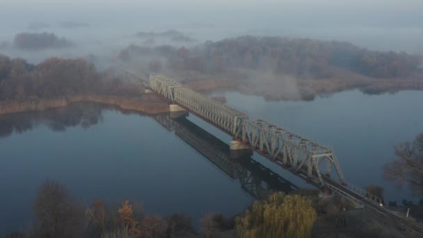 Letecký Pohled Železniční Most Přes Řeku Mlze Ranních Hodinách — Stock video